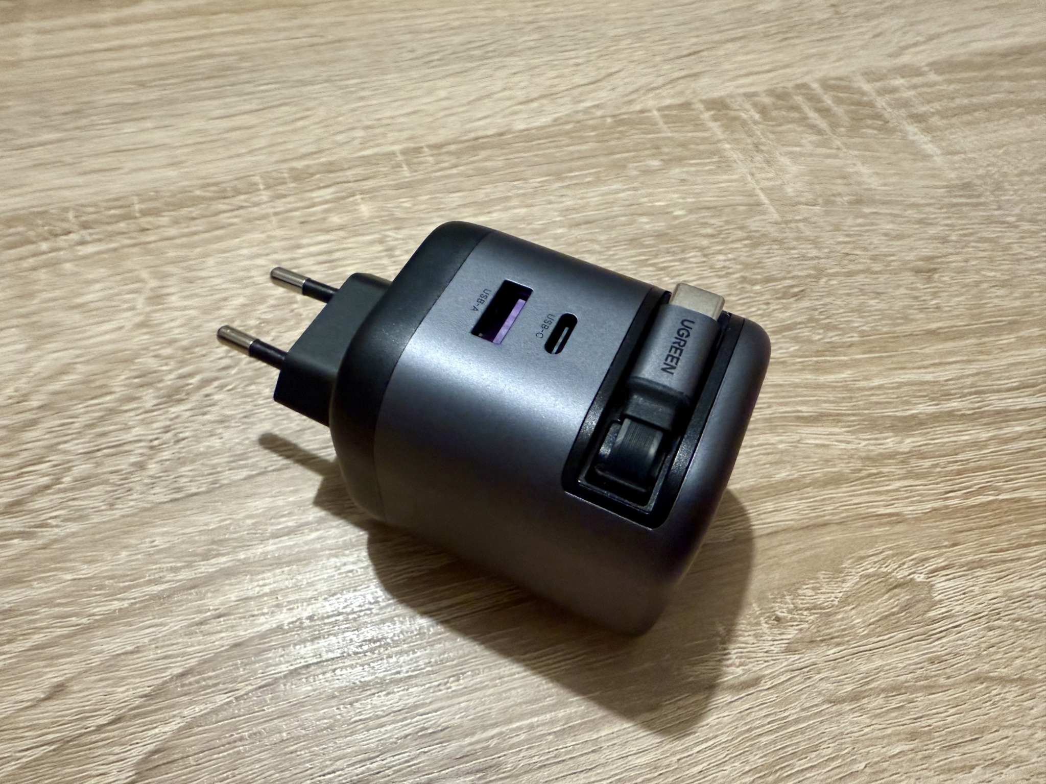 Chargeur UGREEN 65W rétractable - Coté